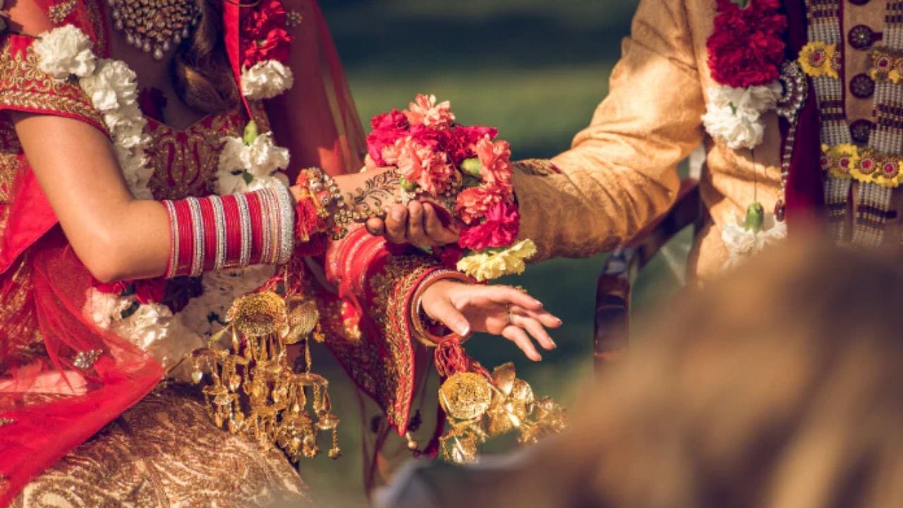 શુભ વિધિઓ પર પ્રતિબંધો: આ સમગ્ર મહિના દરમિયાન, લગ્ન, મુંડન, જાનેઉ સંસ્કાર, અને ગૃહપ્રવેશ જેવી શુભ વિધિઓ કરવામાં આવતા નથી.(ફોટો ક્રેડિટ-Google)