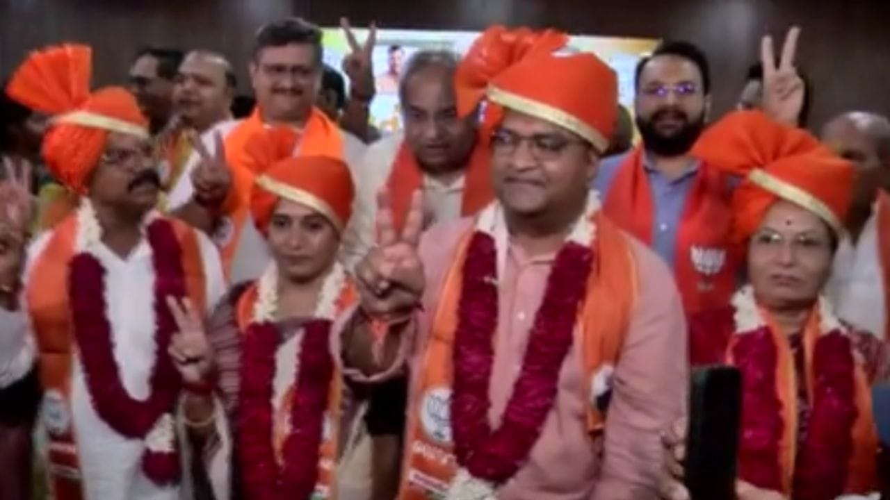વડોદરા મહાનગરપાલિકાના 31મા મેયર તરીકે ગીતા મકવાણાની સત્તાવાર વરણી કરવામાં આવી છે. સાથે જ ડેપ્યુટી મેયર તરીકે આદિત્ય પટેલ, સ્ટેન્ડિંગ કમિટીના ચેરમેન તરીકે વર્ષા વ્યાસ, શાસક પક્ષના નેતા તરીકે શ્વેતા માછી અને દંડક તરીકે વિજય ચૌહાણની નિમણૂંક કરવામાં આવી છે. મેયર પદ સંભાળ્યા બાદ ગીતા મકવાણાએ જણાવ્યું હતું કે તેઓ શહેરની પ્રજાની પાયાની જરૂરિયાતોને પ્રાથમિકતા આપશે અને વડોદરાના દરેક વિસ્તારમાં લોકોને શુદ્ધ પીવાનું પાણી મળી રહે તે માટે સૌથી પહેલાં કામગીરી હાથ ધરવામાં આવશે.