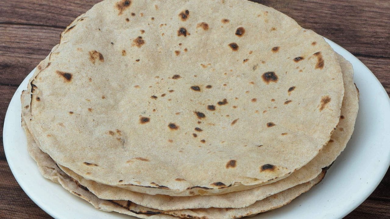 આ સિવાય સવારે ગાયને વાસી રોટલી ખવડાવો. ગાયોની સેવા અને સંભાળ રાખવાથી વ્યક્તિના જીવનમાં સુખ અને સમૃદ્ધિ આવે છે. તેમજ વાસી રોટલીમાં થોડું તેલ લગાવો અને કૂતરાને ખવડાવો. આનાથી શનિ દોષ દૂર થાય છે. વધુમાં, વાસી રોટલીના ટુકડા કરી પક્ષીઓને ખાવા માટે વેરવિખેર કરવાથી પણ આધ્યાત્મિક પુણ્ય પ્રાપ્ત થઈ શકે છે.