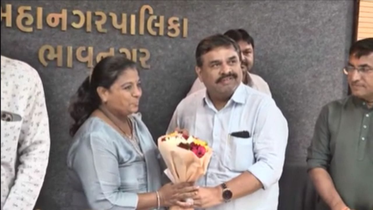 ભાવનગર મહાનગરપાલિકાના નવા હોદ્દેદારોના નામોની જાહેરાત કરવામાં આવી છે. શહેરના મેયર તરીકે ઉષા તલરેજાની વરણી કરવામાં આવી છે. જ્યારે ડેપ્યુટી મેયર તરીકે અશોક બારૈયાને જવાબદારી સોંપવામાં આવી છે. સ્ટેન્ડિંગ કમિટીના ચેરમેન પદે કિશન મહેતાની નિમણૂંક કરવામાં આવી છે. ઉપરાંત શાસક પક્ષના નેતા તરીકે લાલભા વાળાની પસંદગી કરવામાં આવી છે અને મનપાના દંડક તરીકે રિંકુ માંગુકિયાને જવાબદારી સોંપવામાં આવી છે.