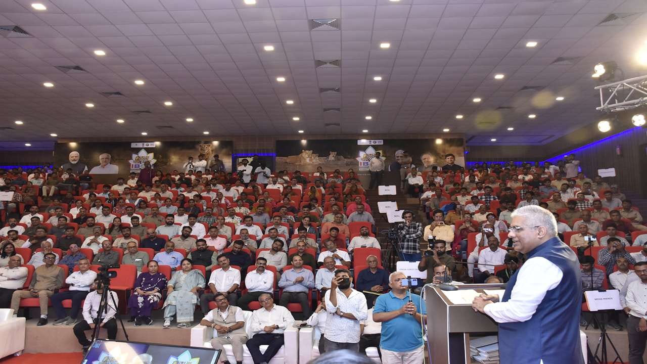 કેન્દ્રીય વન અને પર્યાવરણ તથા જલવાયુ મંત્રી ભૂપેન્દ્ર યાદવે કહ્યું કે, ગુજરાતે સમગ્ર વિશ્વ સમક્ષ સિંહ સંરક્ષણનું ઉત્કૃષ્ટ રોલ મોડલ પૂરું પાડ્યું છે, સમગ્ર વિશ્વમાં આફ્રિકન લાયન સહિતના સિંહોની વસ્તી ઘટી રહી છે ત્યારે એશિયાઈ સિંહો વસ્તીમાં 32 ટકાનો વધારો થતાં જેની સંખ્યા 891 થઈ છે. સિંહોના સંરક્ષણ માટે નવા રહેઠાણો પણ વિકસાવવામાં આવ્યા છે, તેમાં બરડા અભયારણ્ય વિસ્તાર ઉભરી આવ્યું છે. સૌરાષ્ટ્ર ગુજરાતની જનતાના સન્માનનું પ્રતિક બનેલા સિંહ અને તેના સંરક્ષણના મોડલને સમગ્ર વિશ્વ સમક્ષ આગળ વધારવા માંગીએ છીએ.