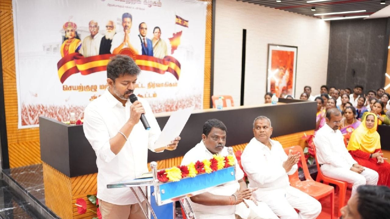 સાઉથ ફિલ્મ ઈન્ડસ્ટ્રીના સુપરસ્ટાર Thalapathy Vijay હાલ માત્ર સિનેમામાં જ નહીં પરંતુ રાજકારણમાં પણ ચર્ચામાં છે. તેમની પાર્ટી Tamilaga Vettri Kazhagam (TVK) એ તમિલનાડુમાં નોંધપાત્ર સફળતા મેળવી છે, જેના કારણે દરેક જગ્યાએ વિજયની ચર્ચા થઈ રહી છે. (Image Credit Source: Social Media)