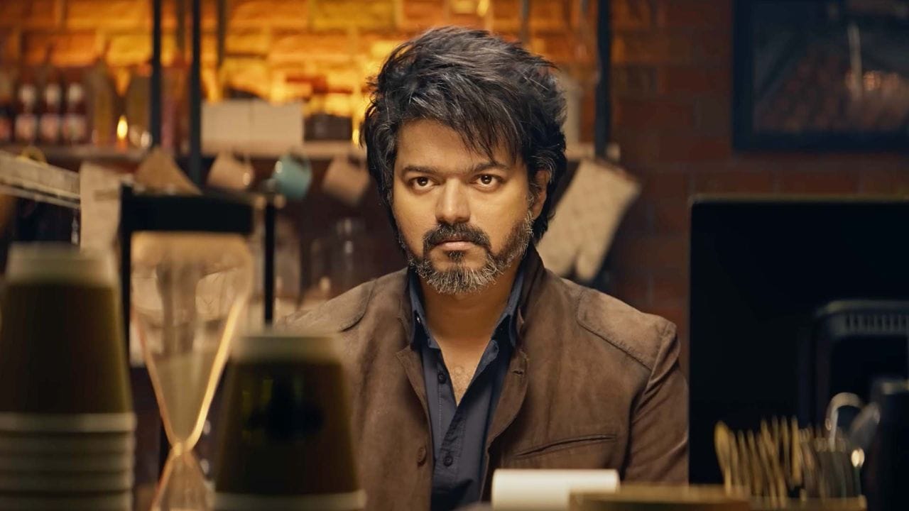Leo: આ એક્શન-થ્રિલર ફિલ્મે રિલીઝ થતા જ બોક્સ ઓફિસ પર ધૂમ મચાવી દીધી હતી. ખૂબ ઓછા સમયમાં જ ફિલ્મે ₹300 કરોડનો આંકડો પાર કરી લીધો હતો અને વૈશ્વિક સ્તરે પણ જોરદાર પ્રતિસાદ મળ્યો હતો. (Image Credit Source: Social Media)