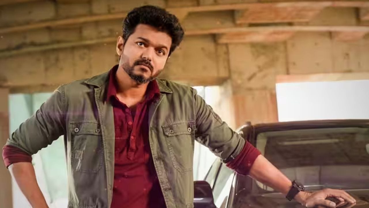 Sarkar: રાજકીય વિષય પર આધારિત આ ફિલ્મે પણ સારી કમાણી કરી અને દર્શકોમાં લોકપ્રિય બની. ફિલ્મે વિજયની સ્ટાર પાવરને વધુ મજબૂત બનાવી હતી. (Image Credit Source: Social Media)