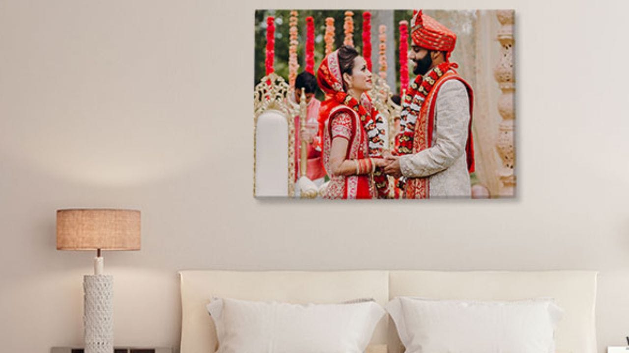 દરેક વ્યક્તિ પોતાના ઘરને સજાવવા માંગે છે. આમાં ફક્ત છોડનો સમાવેશ જ નહીં પણ આકર્ષણ વધારવા માટે દિવાલોને ફોટોગ્રાફ્સથી શણગારવાનો પણ સમાવેશ થાય છે. વાસ્તુ શાસ્ત્ર અનુસાર, દરેક ફોટોગ્રાફમાં પોતાની અનોખી ઉર્જા હોય છે. એ નોંધવું મહત્વપૂર્ણ છે કે જ્યારે પણ તમે ફોટોગ્રાફ પ્રદર્શિત કરવાનું પસંદ કરો છો, ત્યારે વાસ્તુ સિદ્ધાંતો પર ખૂબ ધ્યાન આપવું જરૂરી છે. ઉદાહરણ તરીકે, તેમના વૈવાહિક જીવનમાં શાંતિ અને સુમેળ સુનિશ્ચિત કરવા માટે યુગલનો ખાસ કરીને પતિ-પત્નીનો ફોટોગ્રાફ યોગ્ય સ્થાને મૂકવો ખૂબ જ મહત્વપૂર્ણ છે. પરિણીત કપલનો ફોટોગ્રાફ પ્રદર્શિત કરતી વખતે ધ્યાનમાં રાખવાના કેટલાક મુખ્ય મુદ્દાઓ અહીં છે.