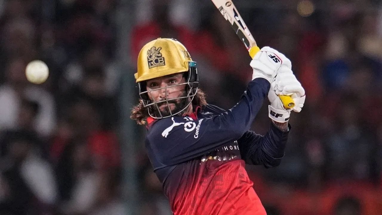 RCB ના કેપ્ટન રજત પાટીદારે IPL ના ઈતિહાસમાં પોતાનું નામ નોંધાવ્યું છે. તે RCB ને ચેમ્પિયનશિપ અપાવનાર પ્રથમ કેપ્ટન બન્યો હતો. પરંતુ તે ફક્ત કેપ્ટનશીપ જ નહીં પણ તેની બેટિંગથી પણ રેકોર્ડ બનાવી રહ્યો છે. તેણે સિક્સરો ફટકારવા મામલે એક ખાસ રેકોર્ડ બનાવ્યો છે.
