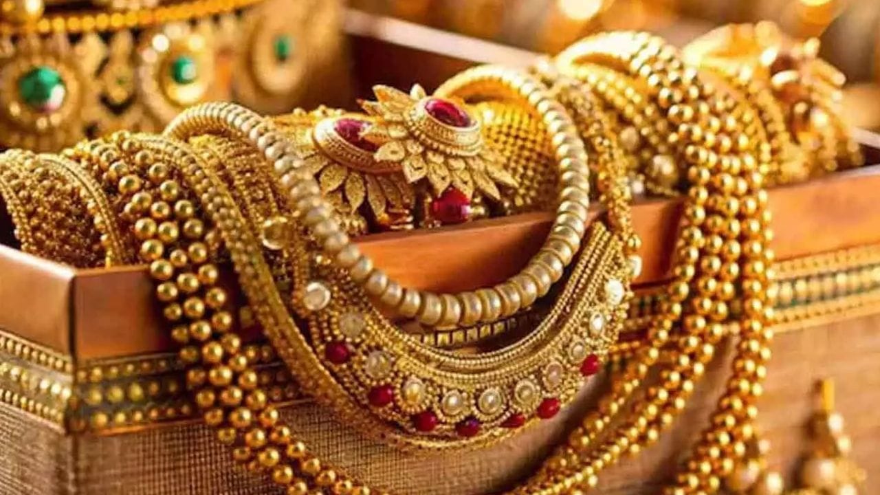 જૂના સોનાના બદલામાં શું ફાયદા થાય છે?: ઘણા લોકો જૂના દાગીનાને નવી ડિઝાઇનમાં બદલી નાખે છે. આવા કિસ્સાઓમાં કરના નિયમો થોડા અલગ હોય છે. જો તમે તમારા જૂના સોનાને નવા દાગીના માટે બદલો છો, તો તમારે ફક્ત મેકિંગ ચાર્જ અને 5% GST ચૂકવવો પડશે. જો કે જો તમે તમારું જૂનું સોનું વેચો છો અને પૈસા મેળવો છો અને પછી નવું દાગીના ખરીદો છો, તો તમારે સંપૂર્ણ ખરીદી કિંમત પર ફરીથી 3% GST ચૂકવવો પડશે.

