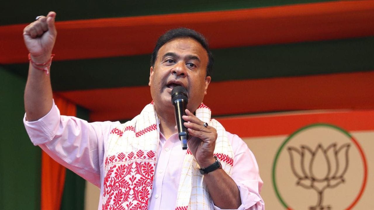 હિમંતા બિસ્વા : 2026ના ચૂંટણી સોગંદનામા મુજબ, આસામના મુખ્યમંત્રી હિમંતા બિસ્વા શર્મા પાસે 180 ગ્રામ સોનું છે, જેની કિંમત આશરે ₹25.10 લાખ છે.તેમની પાસે આશરે ₹2.36 કરોડની જંગમ સંપત્તિ છે અને તેમની પાસે કોઈ સ્થાવર મિલકત નથી. તેમની  પત્ની રિંકી ભૂયાન શર્મા પાસે ₹2.03 કરોડથી વધુ મૂલ્યનું 1.45 કિલોગ્રામથી વધુ સોનું છે. (ફોટો ક્રેડિટ-Google)