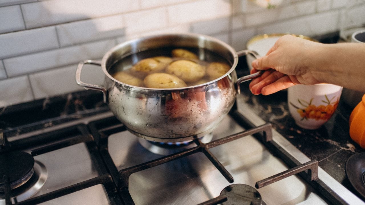 આ રીતે ઉનાળામાં Potato યોગ્ય રીતે અને સંતુલિત માત્રામાં ખાવાથી શરીરને ઠંડક, ઊર્જા અને પોષણ મળે છે અને આરોગ્ય સારું રહે છે. 
Credits: Getty Images