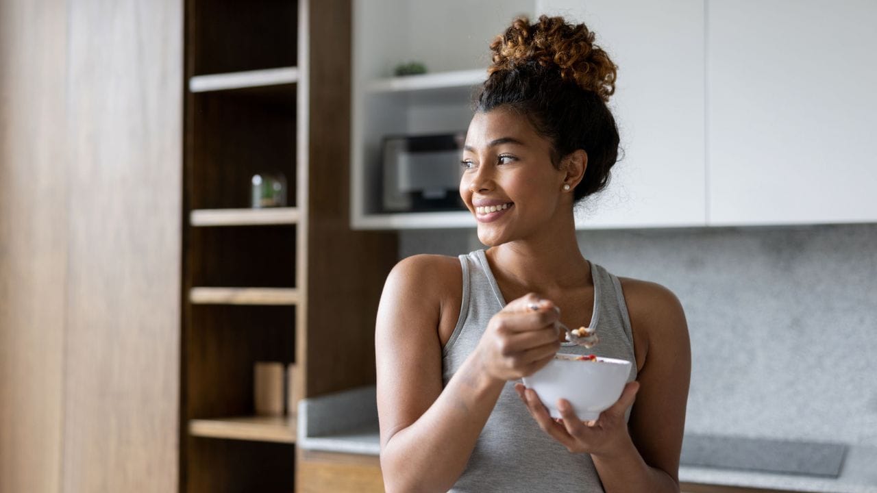 શરીરમાં પાણીની કમી દૂર કરે : ગરમીમાં પરસેવો વધુ થવાથી શરીરમાં પાણીની કમી થાય છે. દહીં અને છાશ શરીરને હાઇડ્રેટ રાખવામાં મદદ કરે છે અને થાક ઓછો કરે છે.