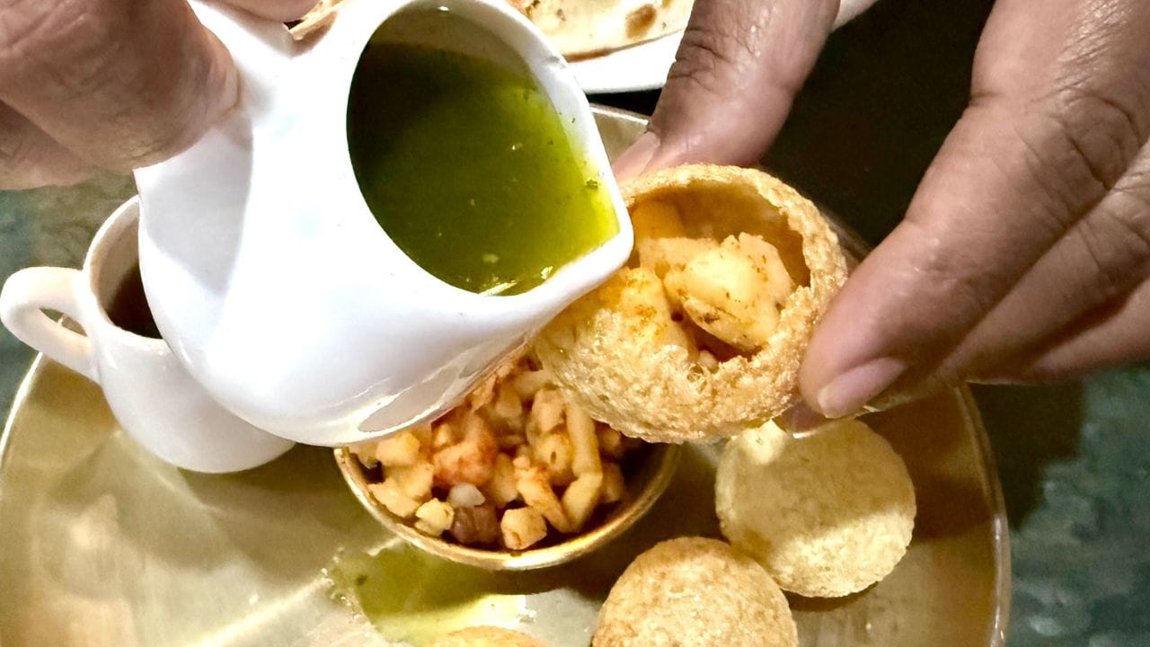 જીરું અને હિંગ: પેટમાં ગેસ અને સોજો (bloating) ઓછો કરે છે. ફુદીનો અને લીંબુ: એસિડિટીમાં રાહત આપે છે અને પાચનક્રિયાને વેગવંતી બનાવે છે.
