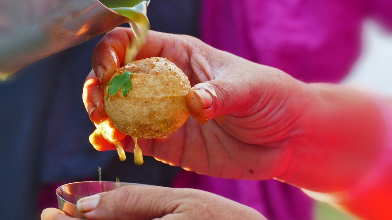 પૂરીની અંદર બટાકાના બદલે બાફેલા ચણા કે મગ ભરવામાં આવે, તો તેમાંથી ભરપૂર પ્રોટીન અને ફાઈબર મળે છે.  તે પેટને જલ્દી ભરી દે છે, જેથી તમે ઓવર-ઈટિંગ (વધુ પડતું ખાવા)થી બચી શકો છો. શરત એટલી કે પૂરી વધારે તેલવાળી ન હોવી જોઈએ.
