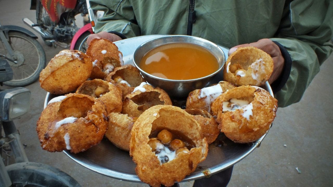 મોઢાના અલ્સર (ચાંદા) માં રાહત : પકોડીના પાણીમાં રહેલો તીખો અને ખાટો રસ (ખાસ કરીને ફુદીનો અને લીંબુ) મોઢામાં પડેલા ચાંદાને સાફ કરવામાં અને તેના દુખાવામાં રાહત આપવામાં મદદ કરે છે. જોકે, વધારે પડતી તીખાશ નુકસાન પણ કરી શકે, તેથી માધ્યમ તીખું પાણી જ હિતાવહ છે.
