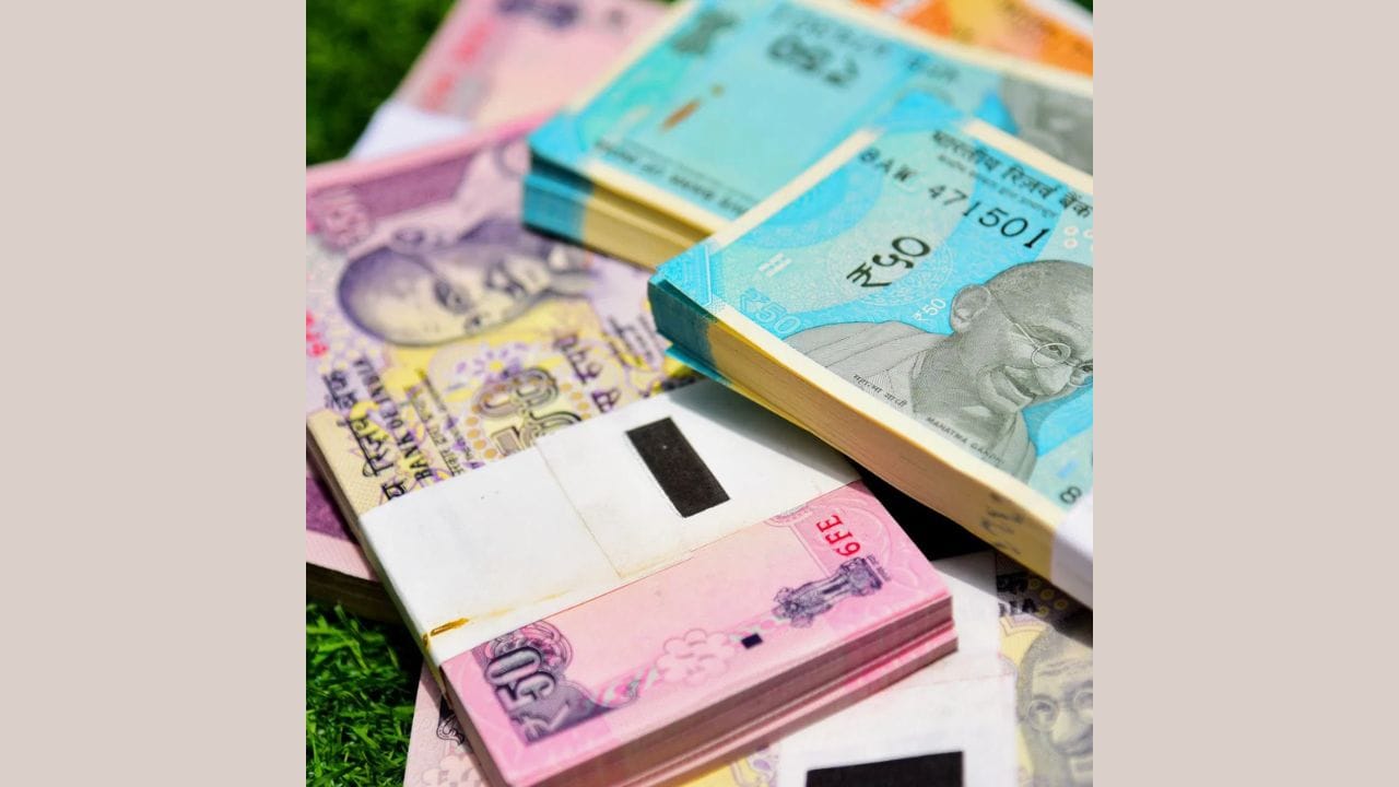 જો તમે 5 વર્ષ પહેલાં ₹50,000 થી વધુ ઉપાડ કરી રહ્યા છો, તો તમે ફોર્મ 15G/15H ફાઇલ કરીને કર બચાવી શકો છો. આ એક ઘોષણા છે કે તમારી આવક કર મર્યાદાથી ઓછી છે; અન્યથા, 10% TDS કાપવામાં આવશે.
