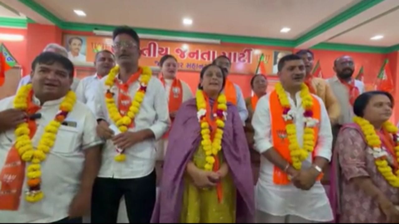 જામનગર મહાનગરપાલિકાના નવા હોદ્દેદારો જાહેર કરવામાં આવ્યા છે. મહિલા અનામતના કારણે મોનિકા વ્યાસ નવા મેયર બન્યા છે, જ્યારે રાકેશ ડેરને ડેપ્યુટી મેયર તરીકે નિમણૂંક કરવામાં આવી છે. સ્ટેન્ડિંગ કમિટી ચેરમેન તરીકે ધીરેન મોનાણી, શાસક પક્ષના નેતા તરીકે અમર મોદી જાડેજા અને દંડક તરીકે પ્રવિણાબેન રુપણિયાની વરણી કરવામાં આવી છે. ભાજપે મનપાની 64માંથી 60 બેઠકો પર જીત મેળવી હતી.