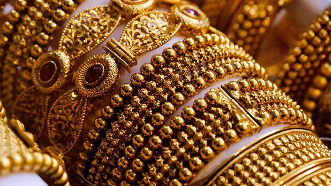 ઘરેણાં ખરીદતી વખતે તમારે શું ધ્યાનમાં રાખવું જોઈએ?: સોનું ખરીદતી વખતે હંમેશા વિગતવાર બિલ મેળવો અને સોનાની કિંમત, મેકિંગ ચાર્જ અને GST અલગથી તપાસો. ઉપરાંત સોનાની શુદ્ધતામાં કોઈ સમસ્યા ન થાય તે માટે BIS હોલમાર્ક તપાસવાનું ભૂલશો નહીં. નિષ્ણાતો માને છે કે સોનાનું એક્સચેન્જ ઘણીવાર ગ્રાહકો માટે વધુ ફાયદાકારક હોય છે, કારણ કે તે કરના બોજને અમુક અંશે ઘટાડી શકે છે.
