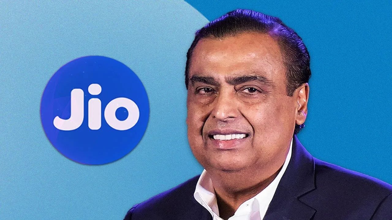 Jio સતત તેના વપરાશકર્તાઓ માટે સસ્તા રિચાર્જ પ્લાન રજૂ કરે છે. દેશની સૌથી મોટી ટેલિકોમ ઓપરેટર 30 દિવસની વેલિડિટી અવધિ પૂરી પાડતી એક એવી બજેટ-ફ્રેન્ડલી યોજના ઓફર કરે છે. વધુમાં, આ યોજનામાં JioHotstar સબ્સ્ક્રિપ્શન અને ડેટા લાભો સામેલ છે.(ફોટો ક્રેડિટ-Google)