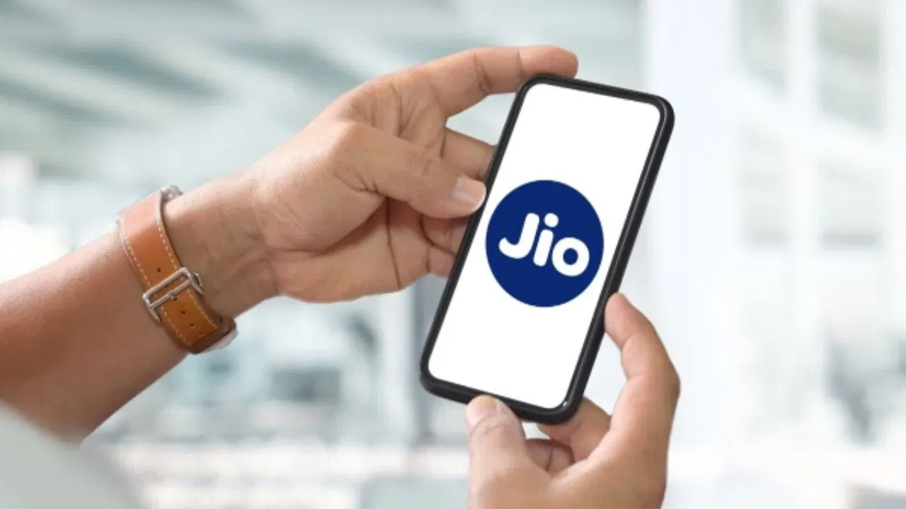 Jioનો આ ચોક્કસ પોસ્ટપેઇડ પ્લાન પોતાનામાં એકદમ અનોખો છે. ઉદ્યોગમાં ખૂબ ઓછા પ્લાન છે જે Netflix ની ઍક્સેસ આપે છે, પરંતુ આ Jio પ્લાન બરાબર તે કરે છે. વધુમાં, Netflix ની સાથે, આ પ્લાન પ્રાઇમ વિડીયો અને અન્ય વિવિધ OTT પ્લેટફોર્મના સબ્સ્ક્રિપ્શન્સને પણ બંડલ કરે છે. જો તમે હજુ સુધી અનુમાન લગાવ્યું નથી, તો અમે અહીં ₹749 ના પોસ્ટપેઇડ પ્લાનનો ઉલ્લેખ કરી રહ્યા છીએ. (ફોટો ક્રેડિટ-Google)
