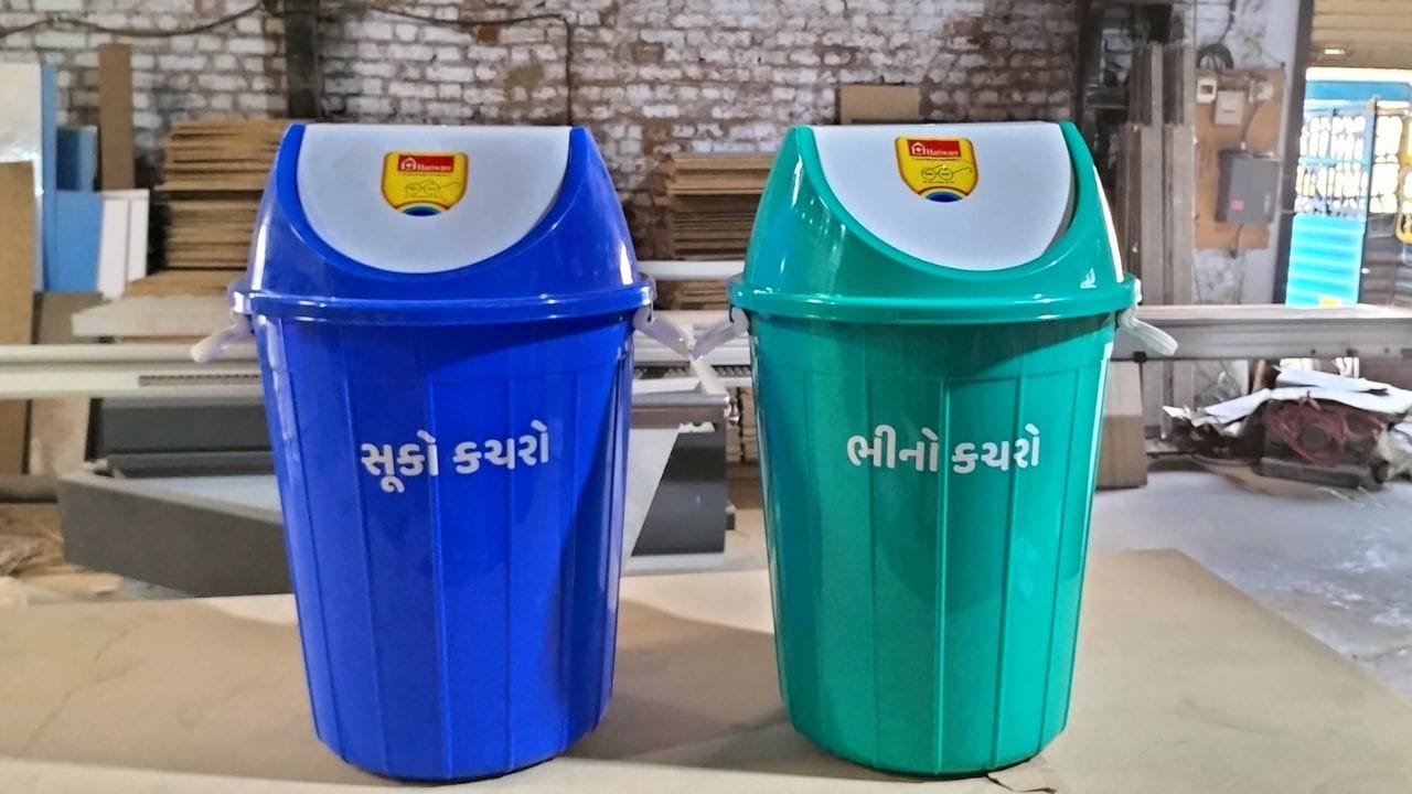 2.કચરાપેટી, સાવરણી અથવા ગંદા કપડાં: સુવિધા ખાતર, ઘણા લોકો ગેસના ચૂલાની નીચે અથવા બાજુમાં એક નાનું કચરાપેટી મૂકે છે, વૈકલ્પિક રીતે, સફાઈ કર્યા પછી, તેઓ તે જ વિસ્તારમાં ઝાડુ અથવા ગંદા મોપ્સ પડેલા છોડી દે છે. ચૂલો એ પવિત્ર જગ્યા છે જ્યાં મા લક્ષ્મી રહે છે. તેનાથી વિપરીત, કચરાપેટી અને સાવરણી ગંદકી, અશુદ્ધિ અને નકારાત્મક ઉર્જાનું પ્રતીક છે. ઉપાય તરીકે કચરાપેટીને હંમેશા ઢાંકીને અને ચૂલાથી થોડા અંતરે રાખો. (ફોટો ક્રેડિટ-Google)
