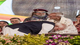 PM મોદી જેમને પગે લાગ્યા એ વૃદ્ધ વ્યક્તિ કોણ છે ?