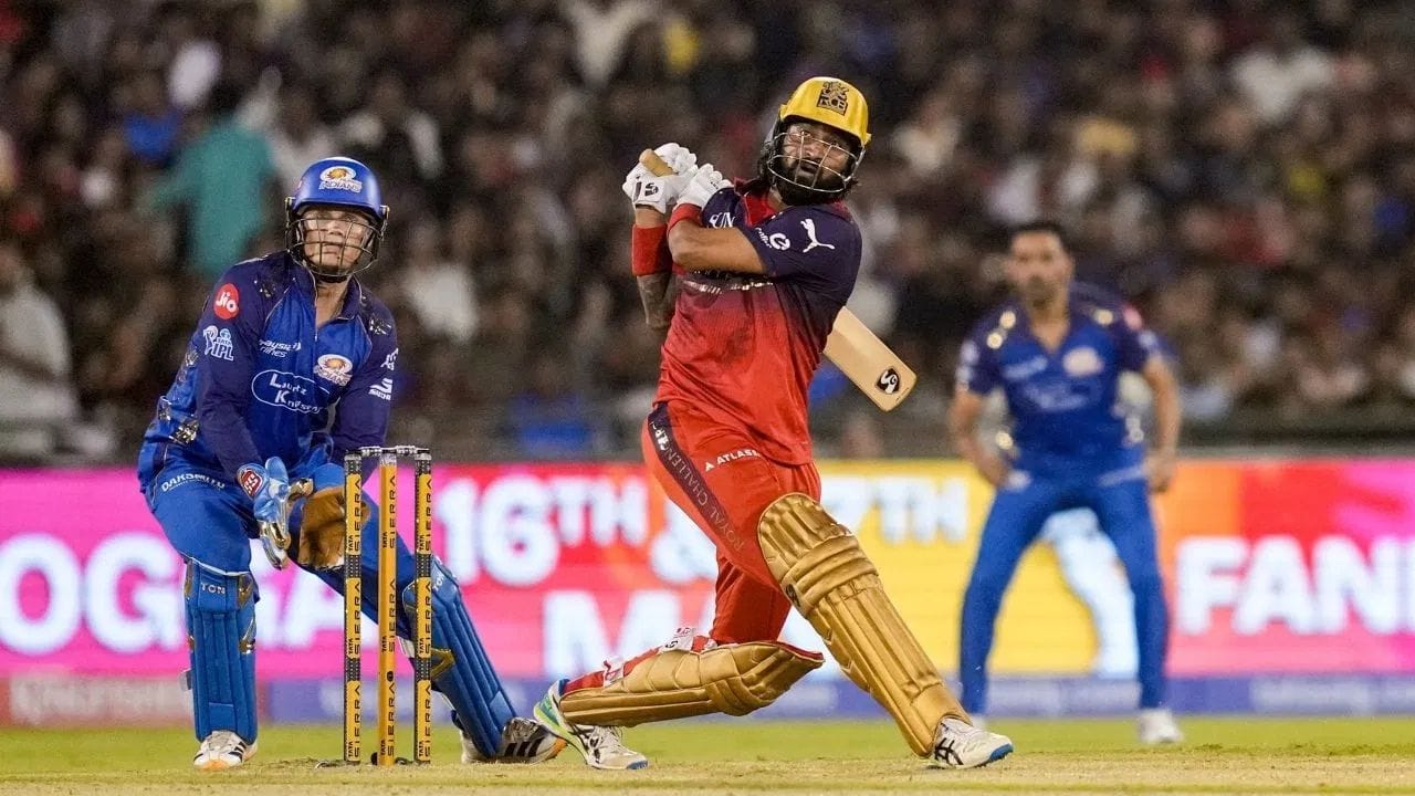 IPL 2026 માં RCB એ મુંબઈને રોમાંચક મેચમાં છેલ્લા બોલ પર હરાવ્યું હતું. આ ચોથીવાર હતું જ્યારે RCB એ IPL માં  છેલ્લા બોલે મેચ જીતી હોય. ચાલો જાણીએ IPL ઈતિહાસમાં કઈ ટીમે છેલ્લા બોલે સૌથી વધુ મેચ જીતી છે. 
