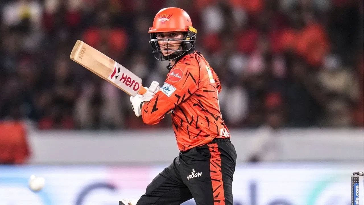 IPL 2026 ની 70 મેચોની લીગ સ્ટેજ બાદ પાવરપ્લેમાં સૌથી વધુ છગ્ગા ફટકારનાર ટીમોમાં રાજસ્થાન રોયલ્સ ટોચ પર રહી છે. ટીમે પાવરપ્લે દરમિયાન કુલ 65 છગ્ગા ફટકાર્યા છે. ત્યારબાદ સનરાઇઝર્સ હૈદરાબાદ 55 છગ્ગા સાથે બીજા ક્રમે છે. આ આંકડા દર્શાવે છે કે આ સિઝનમાં શરૂઆતથી જ ટીમોએ આક્રમક રમત પર ભાર મૂક્યો હતો.