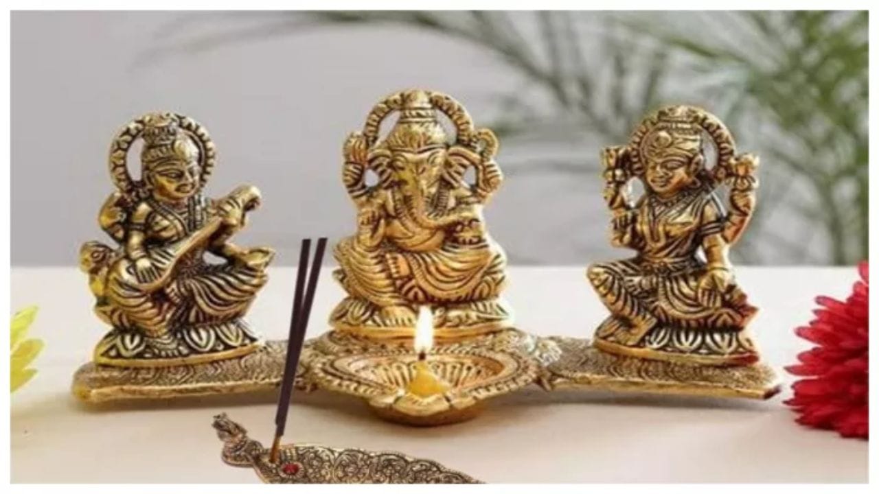 વાસ્તુ અનુસાર, બેડરૂમમાં રાખવા કરતાં મંદિર અથવા પૂજા સ્થળમાં દેવતાઓની મૂર્તિઓ અથવા છબીઓ સ્થાપિત કરવી વધુ યોગ્ય માનવામાં આવે છે. (ફોટો ક્રેડિટ-Google)
