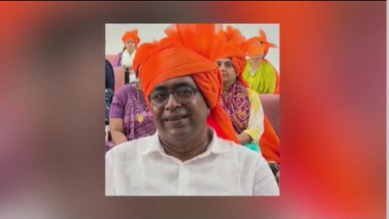 નડિયાદ મહાનગરપાલિકાને નવા હોદ્દેદારો મળ્યા છે. મેયર તરીકે મનીષ પટેલની નિયુક્તિ કરવામાં આવી છે, જ્યારે ડેપ્યુટી મેયર તરીકે કલ્પેશકુમાર રાવળ ચૂંટાયા છે. સ્ટેન્ડિંગ કમિટીના ચેરમેન તરીકે પરાગ બ્રહ્મભટ્ટની વરણી કરવામાં આવી છે. સાથે જ પક્ષના નેતા તરીકે મેઘના શાહ અને દંડક તરીકે પુષ્પા પરમારની બિનહરીફ પસંદગી કરવામાં આવી છે.