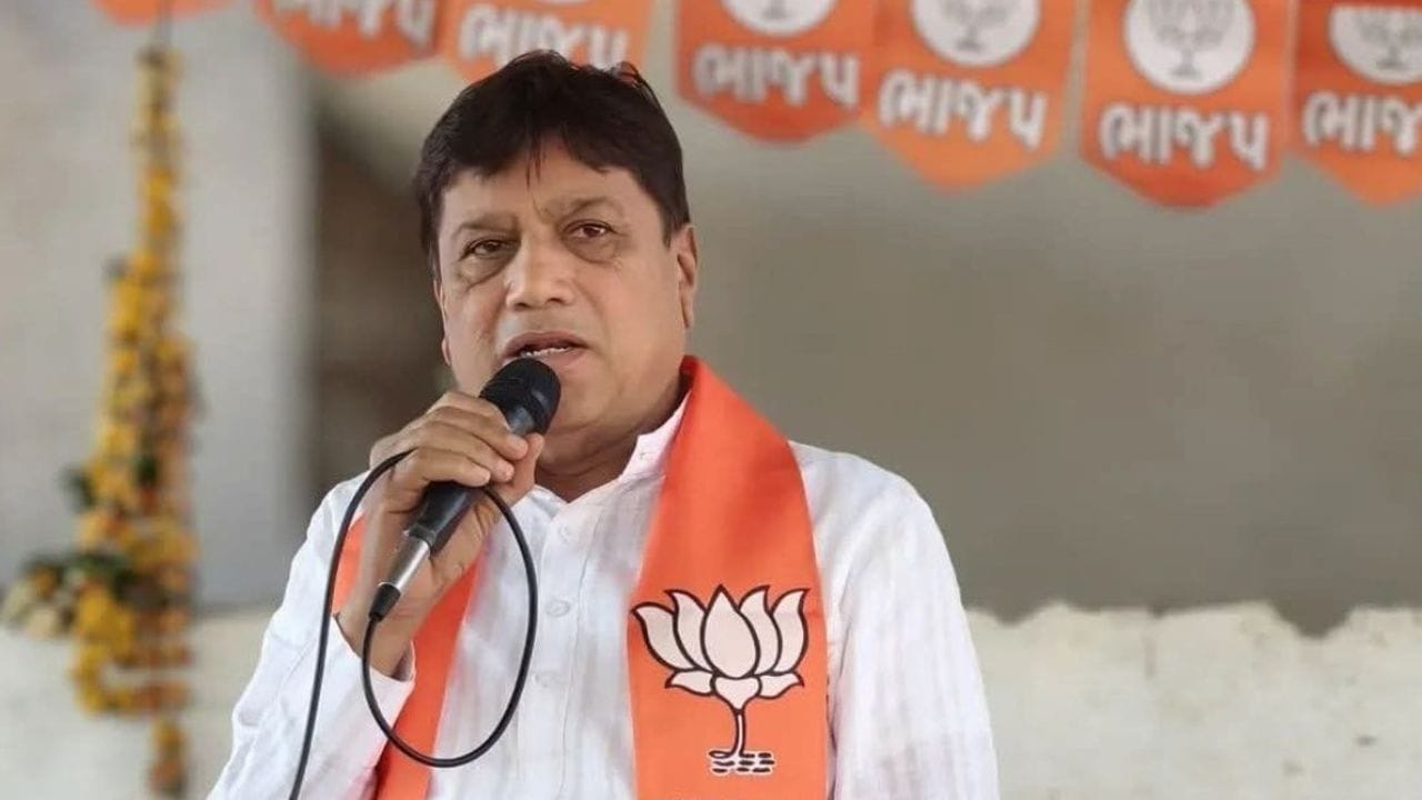 નવસારી મહાનગરપાલિકાના પ્રથમ મેયર તરીકે અશોક ધોરાજીયાની વરણી કરવામાં આવી છે. 42 વર્ષથી ભાજપના કાર્યકર્તા તરીકે સક્રિય રહેલા ધોરાજીયાને પાર્ટીએ મોટી જવાબદારી સોંપી છે. ડેપ્યુટી મેયર તરીકે કેયુરી દેસાઈ, સ્ટેન્ડિંગ કમિટી ચેરમેન તરીકે મુકેશ અગ્રવાલ, શાસક પક્ષના નેતા તરીકે નરેશ પુરોહિત અને દંડક તરીકે રાકેશ પટેલની નિમણૂક કરવામાં આવી છે.