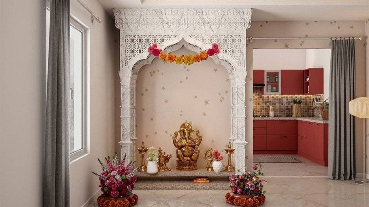 મંદિરનું સ્થાન : જો તમે તમારા ઘરમાં પ્રાર્થના ખંડ સ્થાપિત કરવા માંગતા હો, તો તમારે આ હેતુ માટે ઉત્તરપૂર્વ દિશા પસંદ કરવી જોઈએ. અહીં તમારા પસંદ કરેલા દેવતાની મૂર્તિ મૂકો. વાસ્તુના સિદ્ધાંતોને ધ્યાનમાં રાખીને, ભાડૂઆતો ભાડાની મિલકતમાં કુદરતી રીતે પોતાનો સામાન ગોઠવીને સુમેળમાં રહી શકે છે. આમ કરવાથી ખાતરી થશે કે તમારા બધા દુ:ખ દૂર રહેશે; તમે બીમારી અને દુઃખ બંનેથી મુક્ત રહેશો, અને તમે તમારા વ્યવસાય અને કારકિર્દી બંનેમાં પ્રગતિનો અનુભવ કરશો.(ફોટો ક્રેડિટ-Google)