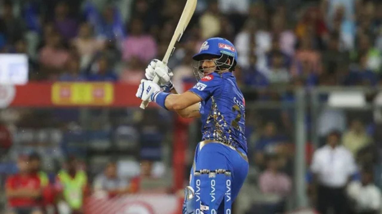 સિદ્ધેશ લાડે 2019 માં મુંબઈ ઈન્ડિયન્સ માટે IPL માં ડેબ્યૂ કર્યું હતું. તેણે પોતાની IPL કારકિર્દીના પહેલા જ બોલ પર સિક્સર ફટકારી હતી.