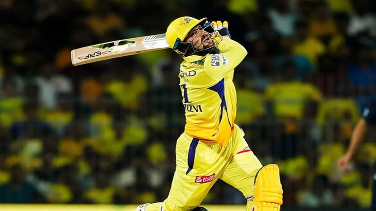 સમીર રિઝવીએ 2024 માં ચેન્નાઈ સુપર કિંગ્સ સાથે IPL માં ડેબ્યૂ કર્યું હતું. રિઝવીએ IPL કરિયરના પહેલા જ બોલ પર છગ્ગો ફટકાર્યો હતો.