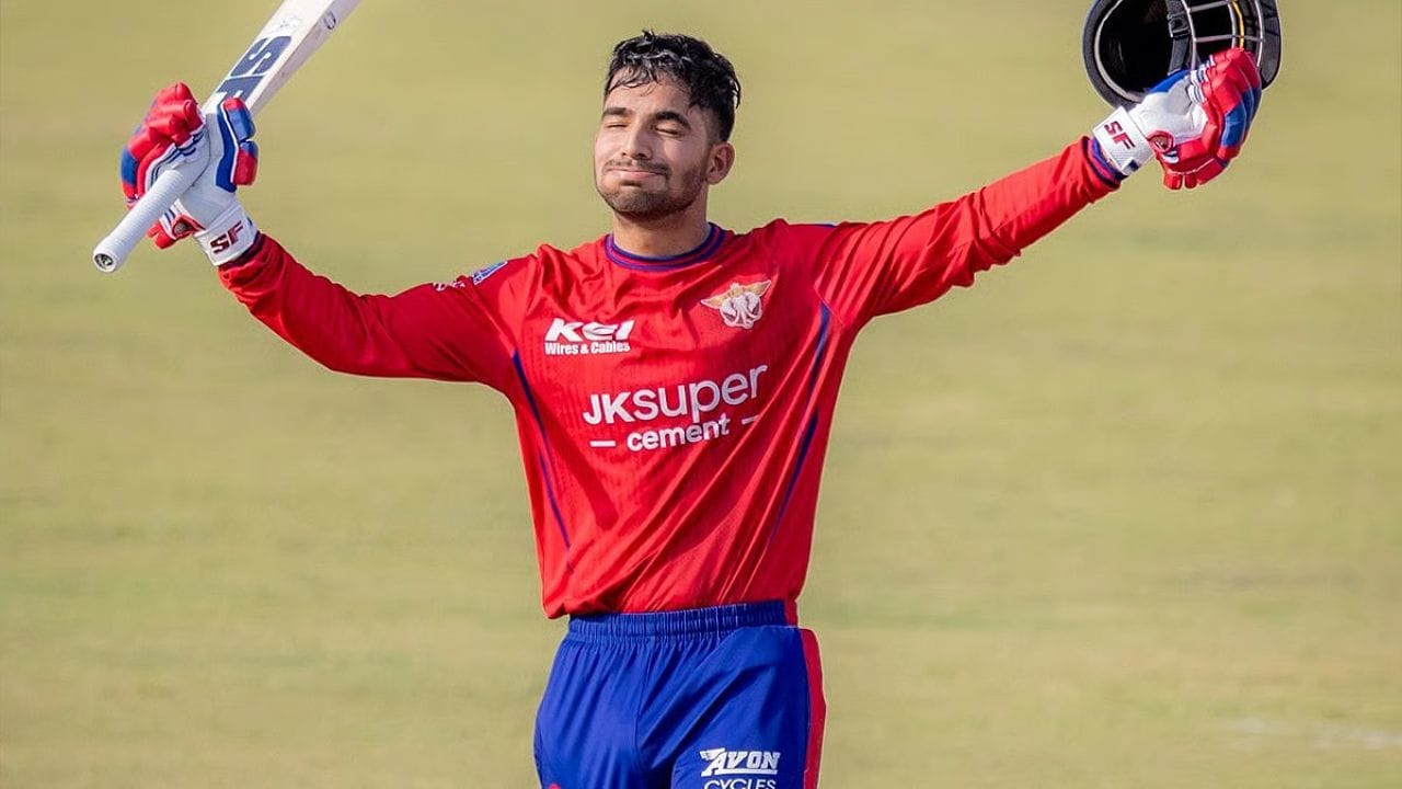 અક્ષત રઘુવંશીએ 2026 માં મુંબઈ ઈન્ડિયન્સ સામે IPL માં ડેબ્યૂ કર્યું હતું. તેણે પોતાના IPL કારકિર્દીના પહેલા જ બોલ પર સિક્સર ફટકારી હતી.