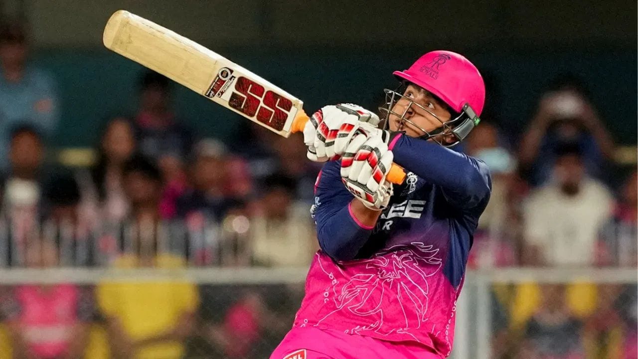 15 વર્ષીય વૈભવ સૂર્યવંશીએ 14 વર્ષની ઉંમરે IPL 2025 માં પોતાની ડેબ્યૂ મેચમાં પહેલા જ બોલ પર શાનદાર સિક્સર ફટકારી IPL કરિયરની ધમાકેદાર શરૂઆત કરી હતી. 
