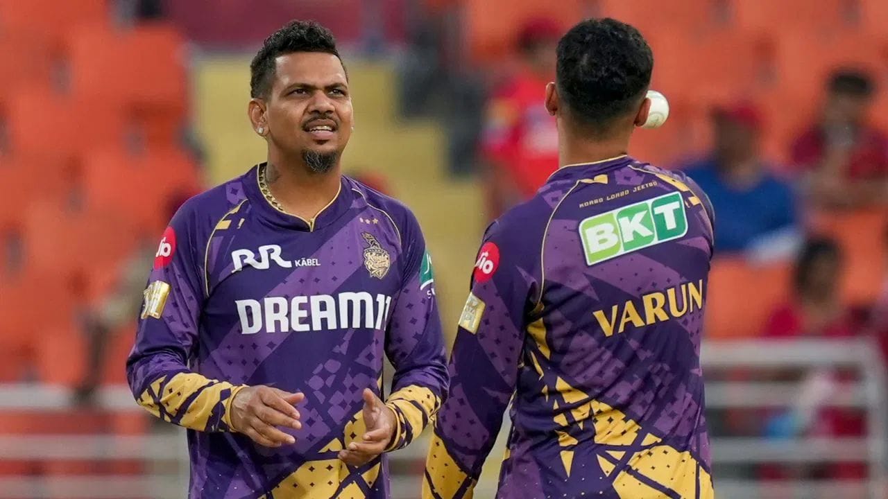 સુનીલ નારાયણ IPL માં 200 કે તેથી વધુ વિકેટ લેનાર એકમાત્ર વિદેશી બોલર છે. વિદેશી બોલરોની યાદીમાં તેના પછી ડ્વેન બ્રાવો (183 વિકેટ) અને રાશિદ ખાન (174 વિકેટ) નો નંબર આવે છે. (PC: PTI)