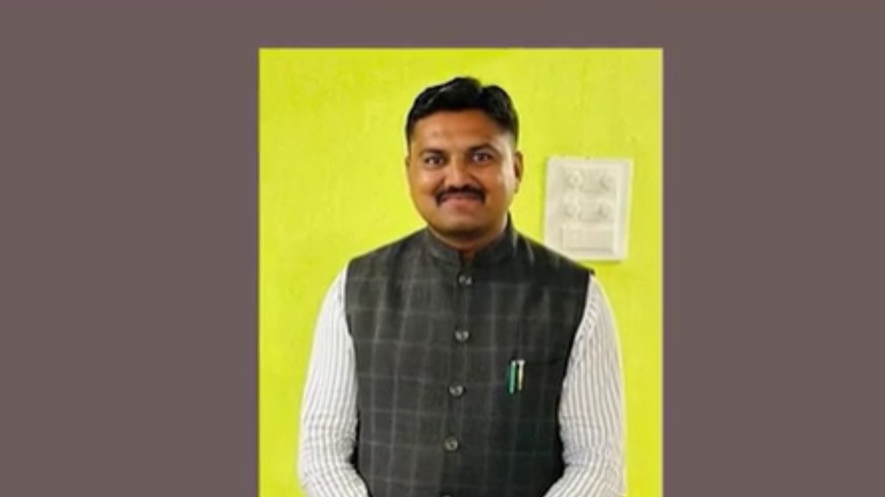 સુરેન્દ્રનગર મહાનગરપાલિકામાં નવા હોદ્દેદારોના નામોની સત્તાવાર જાહેરાત કરવામાં આવી છે. શહેરના મેયર તરીકે રાકેશ રાઠોડની વરણી કરવામાં આવી છે, જ્યારે ડેપ્યુટી મેયર તરીકે સ્મિતા રાવલને જવાબદારી સોંપવામાં આવી છે. સ્ટેન્ડિંગ કમિટીના ચેરમેન પદે નિખિલ ચાપાનેરીની પસંદગી કરવામાં આવી છે. ઉપરાંત મનપાના દંડક તરીકે સ્વાતિ માંડલિયાની નિમણૂંક કરવામાં આવી છે અને શાસક પક્ષના નેતા તરીકે પીન્ટુ અસાણિયાનું નામ જાહેર કરવામાં આવ્યું છે.