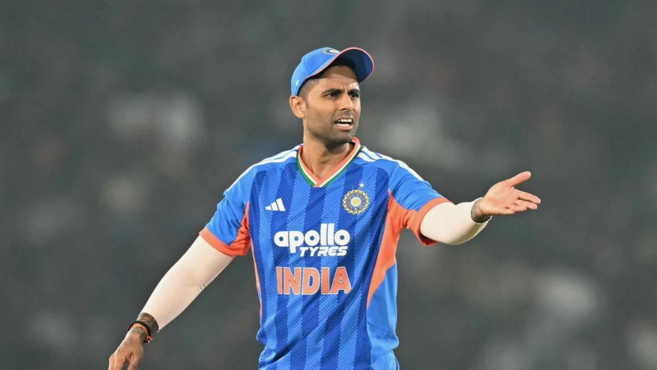 BCCI એ ભારતની T20 ટીમના કેપ્ટનને બદલવાની યોજના ઘડી હોવાનું કહેવામાં આવી રહ્યું છે. સૂર્યકુમાર યાદવ લગભગ બે વર્ષથી T20 ટીમના કેપ્ટન છે; જો કે, એક મીડિયાના અહેવાલ મુજબ, હવે તેમને આ જવાબદારીમાંથી મુક્ત કરવામાં આવશે. ભવિષ્ય પર નજર રાખીને આ નિર્ણય લેવામાં આવ્યો છે.(ફોટો ક્રેડિટ-Google)