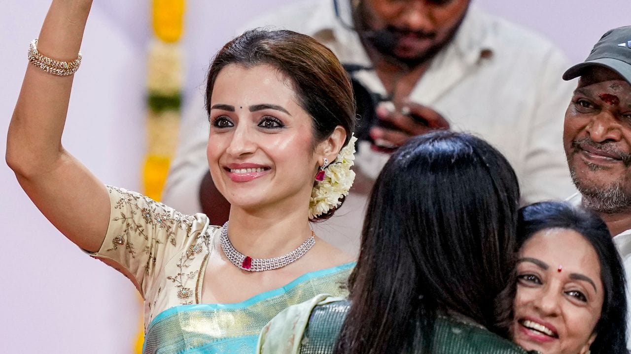 જ્યોતિષીએ જણાવ્યું કે, વિજય ચૂંટણીમાં મોટી બહુમતી સાથે જીત્યો છે પરંતુ  તેનો તમામ શ્રેય તૃષાની કુંડળીને જાય છે. કારણ કે, તેના ગ્રહનો પ્રભાવ પડ્યો છે. આજે તે સીએમ પદ પર છે.