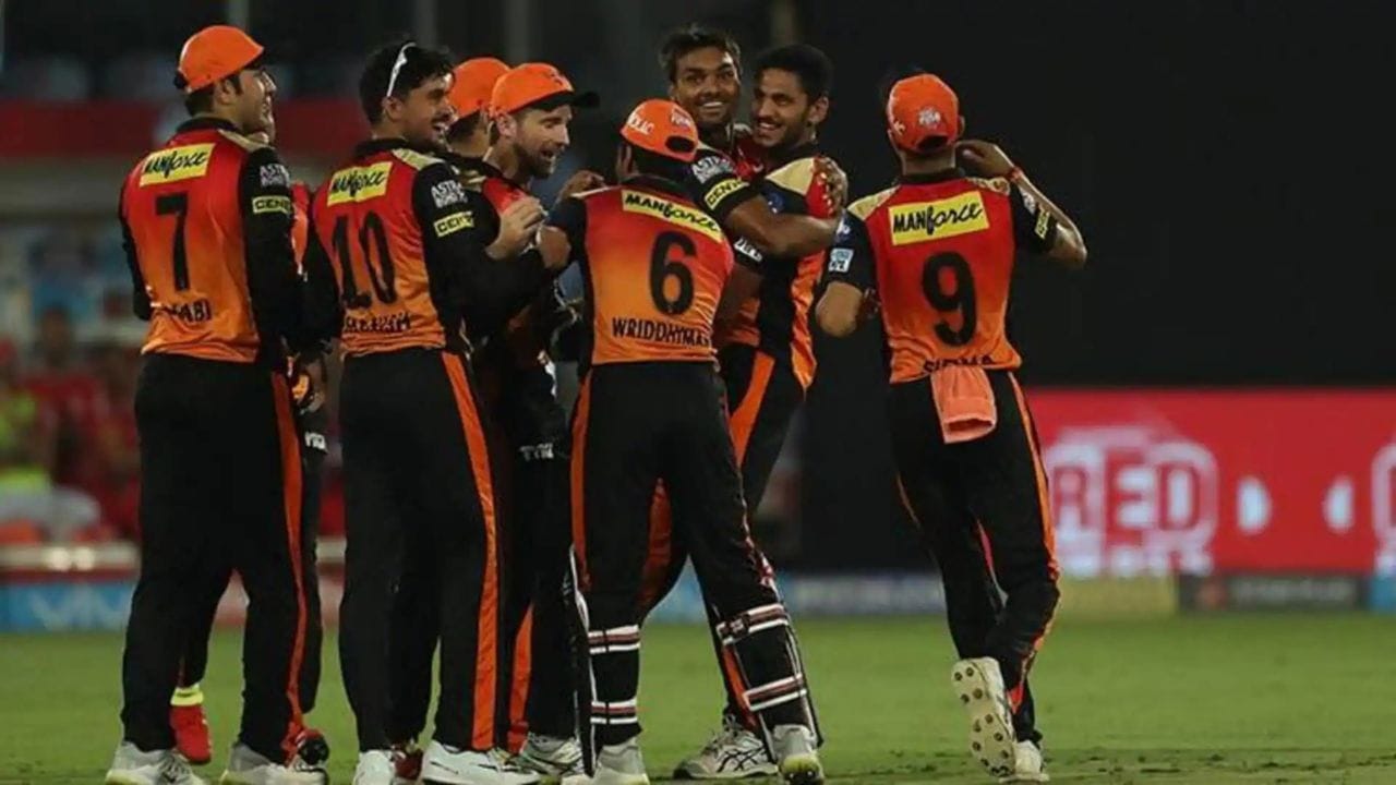 IPL 2018માં સનરાઈઝર્સ હૈદરાબાદે વાનખેડે સ્ટેડિયમમાં મુંબઈ ઈન્ડિયન્સ સામે માત્ર 118 રન બનાવ્યા હતા. હાઈ-સ્કોરિંગ મેદાન ગણાતા વાનખેડેમાં મુંબઈની મજબૂત બેટિંગ લાઈનઅપ માત્ર 87 રનમાં જ ઓલઆઉટ થઈ ગઈ હતી. હૈદરાબાદે આ મેચ 31 રનથી જીતી હતી.