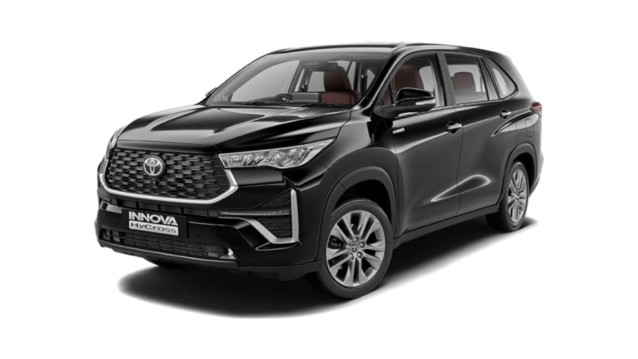 ઉનાળાની ગરમી પણ છોડતી નથી: માત્ર ઠંડી જ નહીં, પણ 95 ડિગ્રી ફેરનહીટ જેવી કાળઝાળ ગરમીમાં પણ બંને ગાડીઓના પરફોર્મન્સ પર અસર પડે છે. ગરમીમાં ઇલેક્ટ્રિક કારની રેન્જ 8.5 ટકા જેટલી ઘટે છે, જ્યારે હાઇબ્રિડ કારનું માઇલેજ અંદાજે 12 ટકા જેટલું ઓછું થઈ જાય છે. અહીં નોંધનીય છે કે ગરમીની સરખામણીએ ઠંડીમાં ઇલેક્ટ્રિક કાર વધુ ખર્ચાળ સાબિત થાય છે.