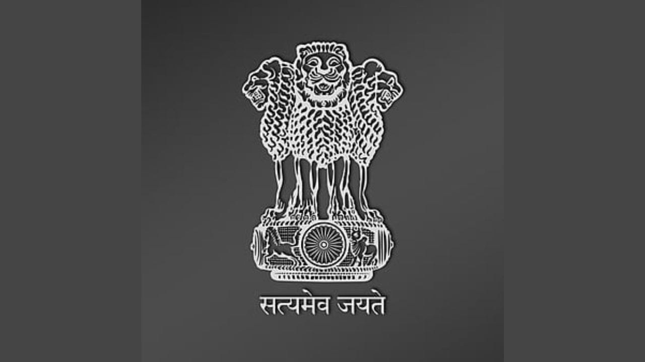 ભારતમાં ‘Emblems and Names (Prevention of Improper Use) Act, 1950’ હેઠળ રાષ્ટ્રીય ચિહ્નો અને સૂત્રોના ગેરઉપયોગ પર પ્રતિબંધ છે. આ કાયદા મુજબ, કોઈપણ વ્યક્તિ સત્તાવાર પરવાનગી વિના આવા ચિહ્નોનો વ્યાપારી કે વ્યક્તિગત ઉપયોગ કરી શકતી નથી. જો કે, ફક્ત શબ્દો લખવાથી હંમેશા કાયદાકીય કાર્યવાહી થાય એવું જરૂરી નથી, પરંતુ જો તે સરકારી ઓળખ જેવી દેખાવ આપે અથવા ભ્રમ પેદા કરે, તો મુશ્કેલી ઊભી થઈ શકે છે.
