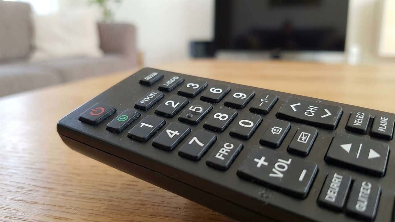 આ ફક્ત એક કંપની દ્વારા કરવામાં આવેલી ડિઝાઇનની પસંદગી નથી. તેના બદલે, તે વૈશ્વિક ધોરણો દ્વારા ફરજિયાત સુવિધા છે. કન્ઝ્યુમર ટેકનોલોજી એસોસિએશન (CTA) દ્વારા સ્થાપિત માર્ગદર્શિકા અનુસાર, રિમોટ કંટ્રોલના ઉત્પાદકોએ 5 નંબરના બટન પર આ ચોક્કસ સ્પર્શ ચિહ્ન સામેલ કરવું જરૂરી છે.