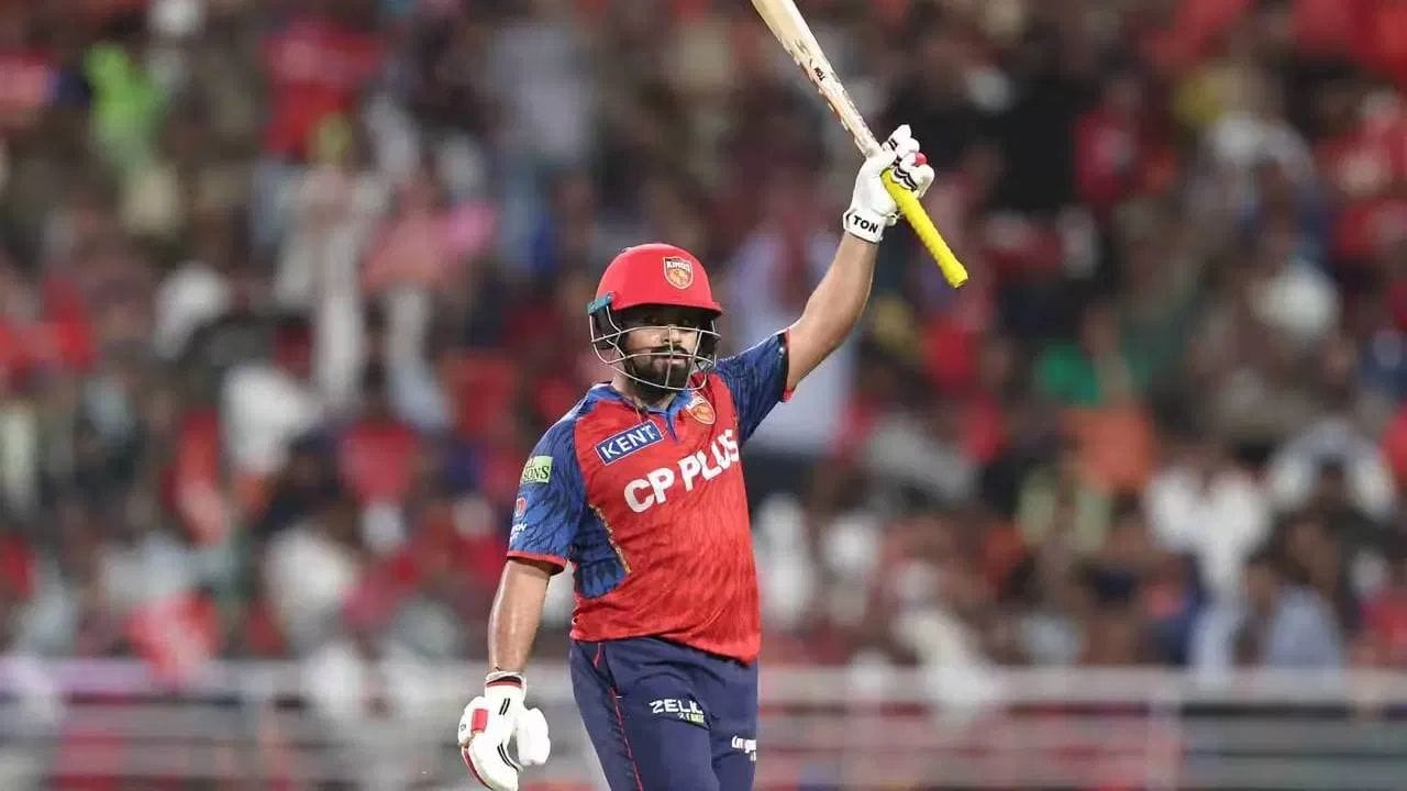 પંજાબ કિંગ્સના પ્રભસિમરન સિંહે IPL 2025માં આક્રમક બેટિંગથી છાપ છોડી હતી. તેણે IPL 2025માં 17 મેચમાં 549 રન બનાવ્યા હતા. પાવરપ્લેમાં ઝડપી રન બનાવવાની તેની ક્ષમતાએ તેને અનકેપ્ડ બેટ્સમેનોની આ વિશેષ યાદીમાં સ્થાન અપાવ્યું છે. (PC:PTI/X)