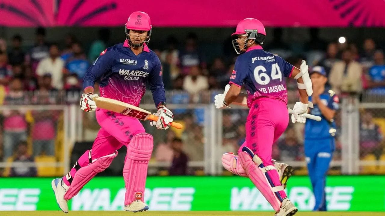 IPL હંમેશા યુવા અને અનકેપ્ડ ખેલાડીઓ માટે સૌથી મોટું મંચ રહ્યું છે. અહીં અનેક ખેલાડીઓએ આંતરરાષ્ટ્રીય ક્રિકેટમાં તક મળ્યા પહેલાં જ પોતાની બેટિંગથી મોટી ઓળખ બનાવી છે. ઘણા યુવા બેટ્સમેનોએ દુનિયાના દિગ્ગજ બોલરો સામે નિર્ભય બેટિંગ કરીને રેકોર્ડ બનાવ્યા છે. છેલ્લા કેટલાક વર્ષોમાં અનકેપ્ડ ખેલાડીઓનું પ્રદર્શન વધુ પ્રભાવશાળી બન્યું છે, જેમાં રાજસ્થાન રોયલ્સ અને પંજાબ કિંગ્સના યુવા ખેલાડીઓ ખાસ આગળ રહ્યા છે