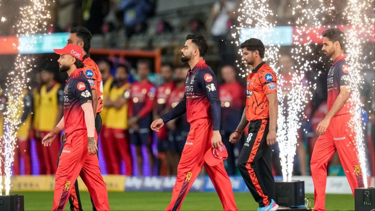 એકંદરે જોવામાં આવે તો RCBએ અત્યાર સુધી IPL પ્લેઓફમાં 17 મેચ રમી છે, જેમાં ટીમને 7 જીત અને 10 હાર મળી છે. ટીમ હવે એક વખત ફરી ક્વોલિફાયર-1માં જીત મેળવી સીધી ફાઇનલમાં પહોંચવાનો પ્રયાસ કરશે. ચાહકોને આશા છે કે RCB 2025 પછી ફરી એકવાર ખિતાબ જીતવાની દાવેદાર સાબિત થશે. (PC:PTI/X)