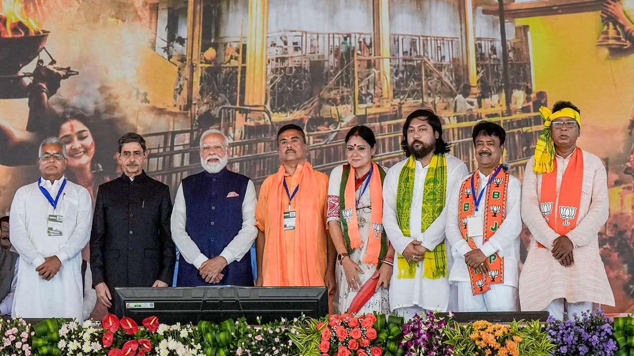 પશ્ચિમ બંગાળના નવા મુખ્યમંત્રી તરીકે સુવેન્દુ અધિકારીની સાથે, પાંચ અન્ય નેતાઓએ પણ મંત્રી તરીકે શપથ લીધા હતા. તેમાં દિલીપ ઘોષ, અગ્નિમિત્ર પોલ, અશોક કીર્તનિયા, ખુદીરામ ટુડુ અને નિસિથ પ્રામાણિકનો સમાવેશ થાય છે. સુવેન્દુ અધિકારી પછી, દિલીપ ઘોષ મંત્રી તરીકે શપથ લેનારા બીજા વ્યક્તિ હતા. શપથ લીધા પછી, બધાએ પીએમ મોદી સહિત તમામ નેતાઓનો આભાર માન્યો. પશ્ચિમ બંગાળની નવી સરકારે બ્રાહ્મણો, મહિલાઓ, આદિવાસી અને માતુઆ સમુદાય સહિત વિવિધ જૂથોને પ્રતિનિધિત્વ આપ્યું છે.