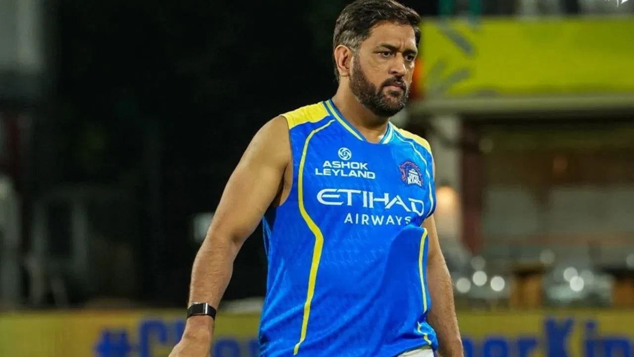 એમએસ ધોનીએ IPL 2026 માં હજુ સુધી એક પણ મેચ રમી નથી. તે ઈજાને કારણે બહાર છે. વધુમાં, તે મેચના દિવસોમાં ટીમ સાથે મેદાનમાં પણ ઉતરતો નથી અને ડ્રેસિંગ રુમમાં પણ જોવા મળતો નથી. CSK ના બેટિંગ કોચ માઈકલ હસીએ મેચના દિવસોમાં ટીમ સાથે ડ્રેસિંગ રૂમ શેર ન કરવાનું કારણ સમજાવ્યું છે. 
