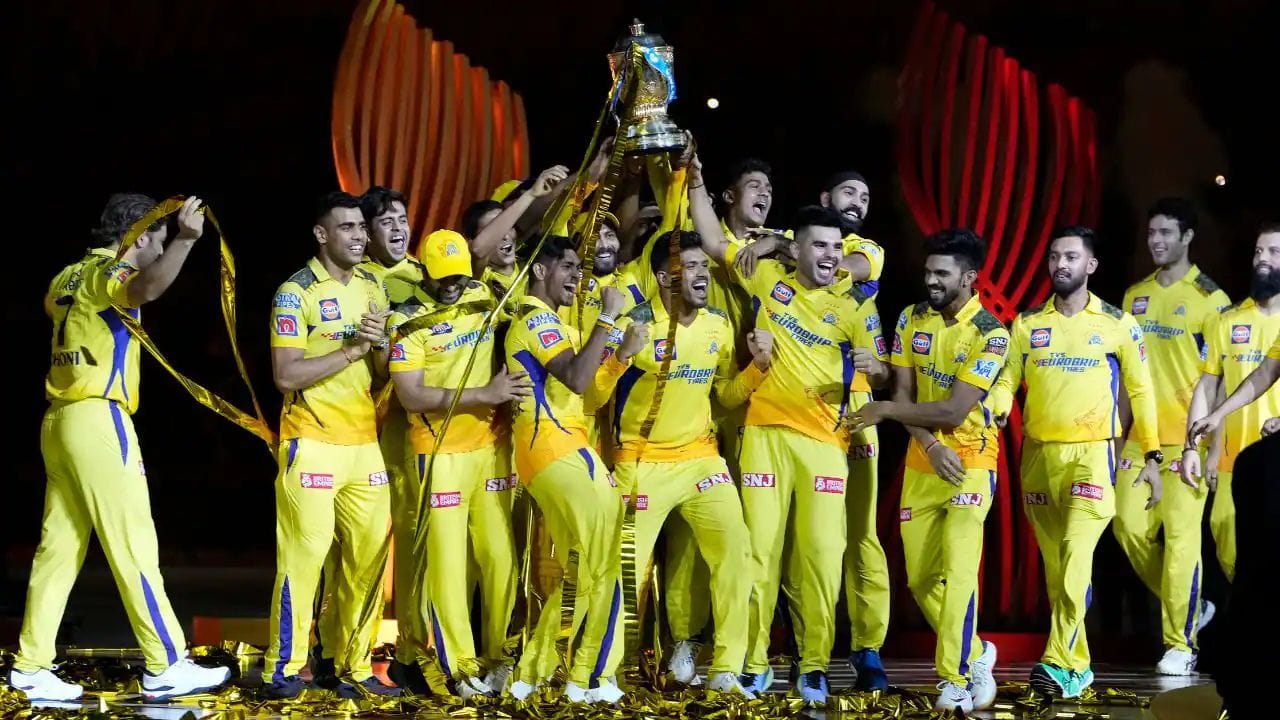 તમિલનાડુમાં સત્તા પરિવર્તન અને CSK ના IPL ચેમ્પિયન બનવા પાછળનું ખાસ કનેક્શન સમજીએ. આ પહેલી વાર 2011 માં થયું હતું, જ્યારે CSK બીજી વખત IPL ચેમ્પિયન બન્યું. મે 2011 ની વિધાનસભા ચૂંટણીમાં જયલલિતાના નેતૃત્વ હેઠળના AIDMK ગઠબંધને DMK ને સત્તા પરથી હટાવ્યું હતું. AIDMK એ 234 માંથી 150 બેઠકો જીતીને પોતાની સરકાર બનાવી હતી. તમિલનાડુમાં AIDMK ની સરકાર બન્યા બાદ CSK IPL ચેમ્પિયન બન્યું.