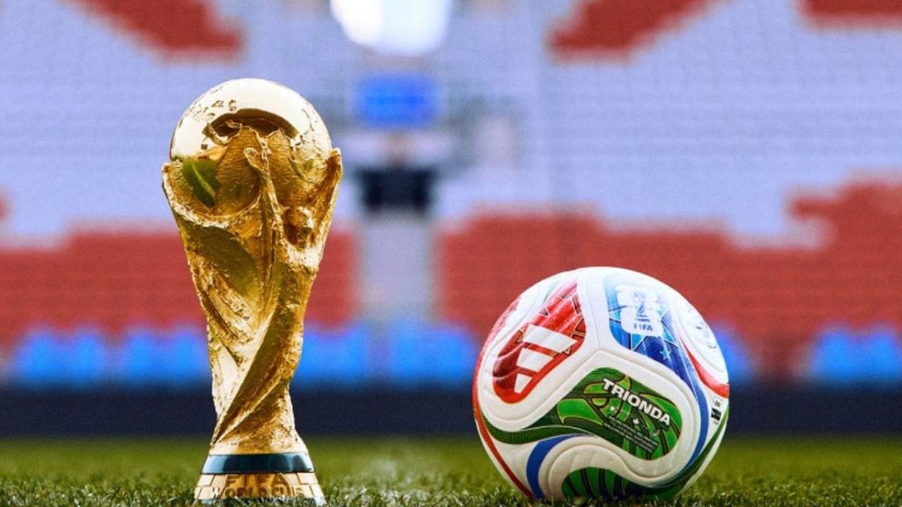 FIFA World Cup વધુ ખર્ચાળ છે કારણ કે તેમાં વિશાળ ઇન્ફ્રાસ્ટ્રક્ચર, અનેક શહેરોમાં આયોજન, ભારે સુરક્ષા અને વૈશ્વિક સ્તરની વ્યવસ્થા જરૂરી હોય છે. જ્યારે ક્રિકેટ વર્લ્ડ કપ તુલનાત્મક રીતે ઓછા ઈન્ફ્રાસ્ટ્રક્ચર અને ઓછા ખર્ચ સાથે યોજાઈ શકે છે.