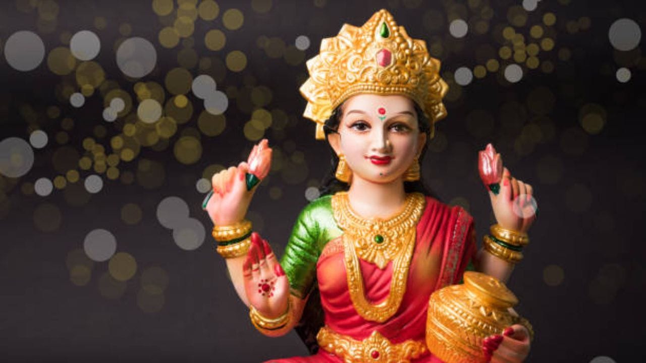 હિન્દુ માન્યતાઓ અનુસાર, નાની ભૂલો સંબંધોમાં કડવાશ લાવી શકે છે અને દેવી લક્ષ્મીજીના આશીર્વાદને ઘટાડી શકે છે. ધાર્મિક માન્યતા મુજબ, આ નાની આદતો બદલવાથી દેવી લક્ષ્મીજીના આશીર્વાદ જાળવી શકાય છે અને જીવનમાં સુખ, શાંતિ અને સમૃદ્ધિમાં વધારો થઈ શકે છે. (Photo Credit : iStock)
